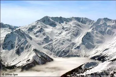 En Isère, dans quel massif se situe le Pic de la Belle étoile qui culmine à 2718 m ?