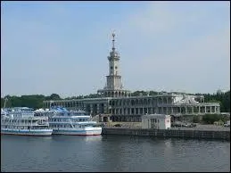 Quel pays abrite une ville parfois appelée "le port des cinq mers" ?