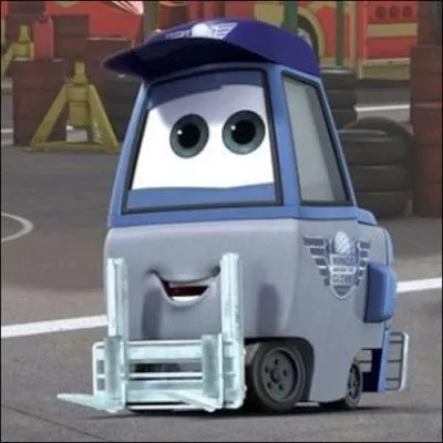 Qui est cette voiture faite pour annoncer des informations sur la course ?