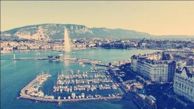 Combien de couplets comporte le "Cé qu'è lainô", hymne genevois racontant l'histoire de l'Escalade ?