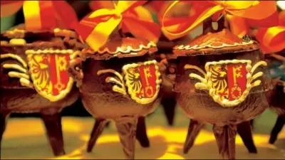 En mémoire de cet événement notoire, on casse chaque année à Genève une marmite en chocolat. Mais de quoi cette délicieuse marmite est-elle remplie ?