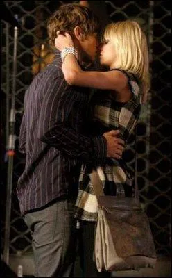 Qui est la fille que Nate embrasse ?