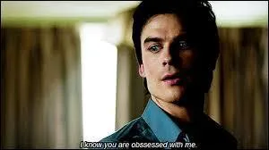 Pourquoi, au début de la série, sa relation avec Alaric est-elle très compliquée ?