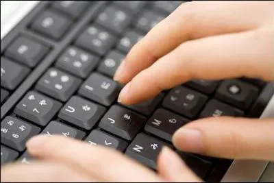 Je creuse jusqu'au moment où les idées effleurent et ensuite j'affleure joyeusement les touches du clavier.
Le sens de cette phrase est-il juste ?