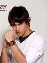 Il aime qui dans la saison 1 ?