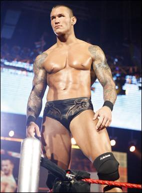 Qu'a t-il comme tatouage sur son avant-bras droit ?