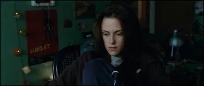 Dans Twilight Tentation, avec qui Bella réapprend-elle à connaître la joie ?