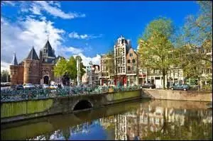 Qui chante "Sur le port d'Amsterdam" ?