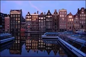 Quel mois voit l'arrivée des Allemands à Amsterdam en 1940 ?