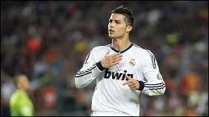 Dans quel pays joue-t-il ?