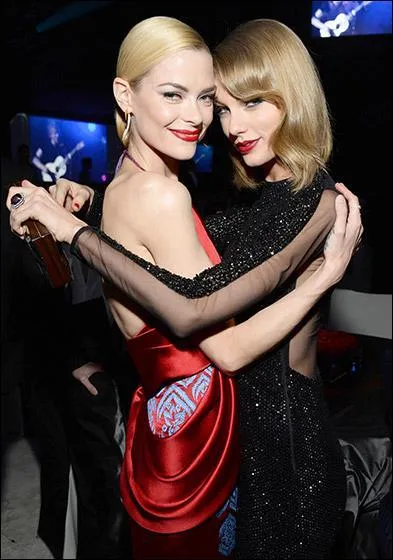 L'actrice est tellement copine avec Taylor qu'elle l'a nommée comme marraine de son deuxième enfant. Qui est cette mystérieuse amie de 11 ans l'aînée de Swift ?