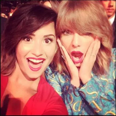 Voici une autre bonne amie de la chanteuse de country-pop. Elle chante "Skyscraper", vous avez deviné qui c'est ?