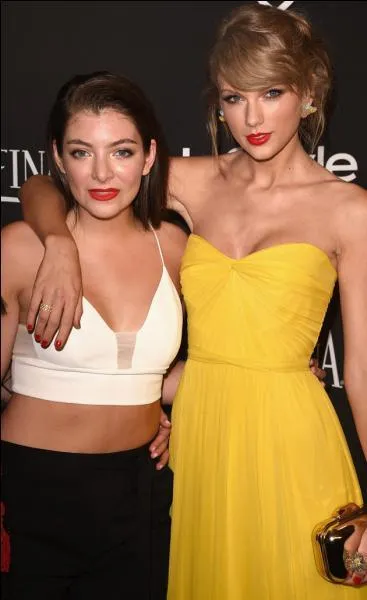 Elle a 17 ans, vient de Nouvelle-Zélande et arbore un style hipster et gothique. Elle était aussi la seule célébrité à venir à l'anniversaire de Taylor. Qui est cette ''best'' de Taylor Swift ?