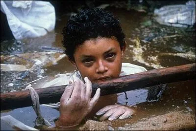 Cette photo a fait le tour du monde. Omayra Sánchez, jeune colombienne de 13 ans, est l'une des 25000 victimes de la catastrophe d'Armero. Quelle est la cause première de cette catastrophe ?