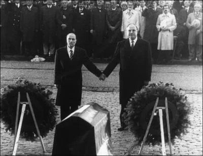 Cette poignée de mains entre François Mitterrand et Helmut Kohl est peut-être le geste le plus emblématique de la réconciliation franco-allemande. A quel endroit cette photo a-t-elle été prise ?