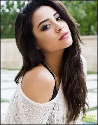 .... est sortie avec Maya.