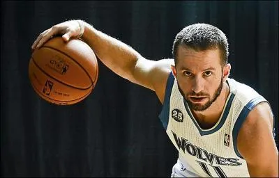 Avec quelle franchise J.J Barea a-t-il été sacré champion NBA en 2011 avant de venir jouer à Minnesota ?