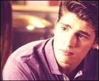 Le petit frère d'Ezra est ...