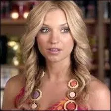 La belle cousine d'Alison qui lui ressemble comme deux gouttes d'eau est :