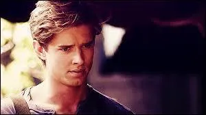 Voici ... , on a ensuite découvert que c'était le demi-frère de Spencer !