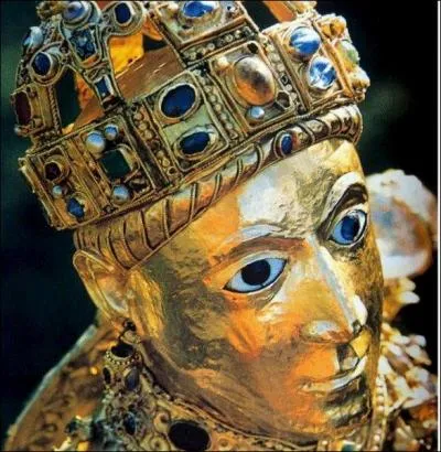 La Majesté de Sainte Foy de Conques est un admirable reliquaire, les cabochons qui le décorent sont en améthystes, émeraudes, opales, agates, jades, saphirs, cornalines, grenats et cristaux de roches, combien de camées et d'intailles y sont incrustés ?