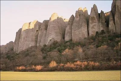 Dans quel département irez-vous pour admirer les rochers des Mées ?