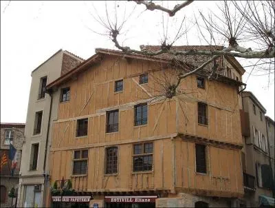 Dans quel département est située la petite ville de Prades où vous pourrez voir l'intéressante Maison Jacomet à colombages datant du quinzième ?