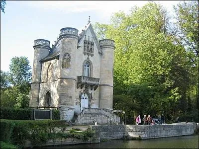 Quel est le nom de cet ancien moulin visible dans la forêt de Chantilly dans l'Oise près de l'étang des Loges ?