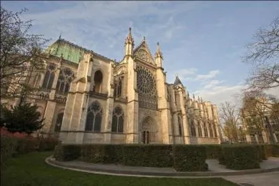 Quelle personne royale fut la première à être inhumée à la basilique Saint-Denis ?
