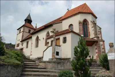 Dans quel département se situe le joli village de Dambach-la-Ville où vous pourrez voir un curieux ossuaire seulement fermé par une grille comme si les anciens avaient refusé la sépulture pour continuer à admirer les vignes ?