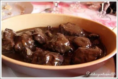 La sauce d'un civet se lie avec le sang de l'animal. Par quel artifice réussirez-vous votre sauce si vous n'avez pas de sang ?