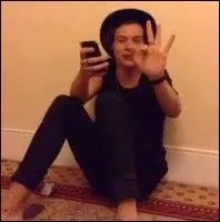 Une fille lui a une fois demandé de sortir avec lui mais elle ne lui plaisait pas, qu'a-t-il prétexté pour ne pas sortir avec elle ?