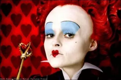 Et enfin, qui est cette femme à la grosse tête ?