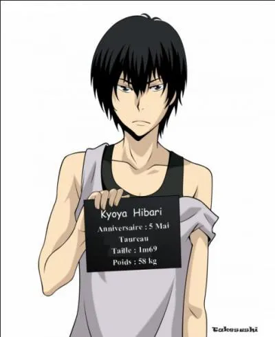 Cette ruse lui a coûté d'aller en prison. Alors que son partenaire lui, a juste passé un interrogatoire avec un officier. Bref, lorsqu'il est arrivé en détention, on lui a demandé de tenir une plaque. Quelles informations contient-elle ?