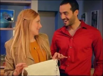 Comment s'appelle la mère un peu envahissante de Kader ?