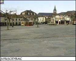 Nous nous trouvons sur la place de Sousceyrac, commune Lotoise située en région ...