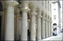 La rue des Colonnes est un des rares exemples de construction de l'époque révolutionnaire. Dans quel arrondissement se situe-t-elle ?