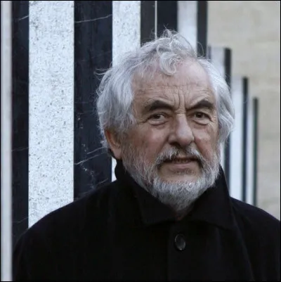 Quel artiste fut controversé avec ses colonnes ?