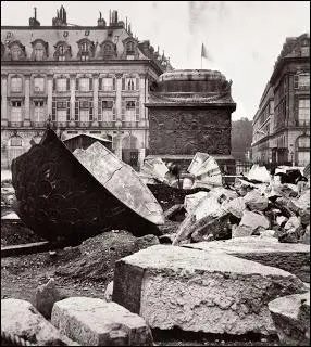 Qui est lié à la démolition de la colonne Vendôme ?