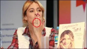 Quel(s) tatouage(s) Martina Stoessel a-t-elle sur la nuque ?