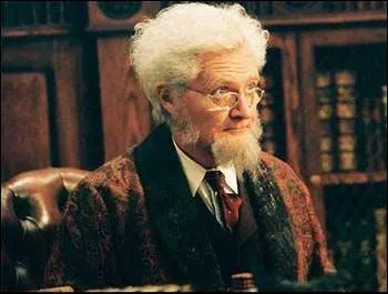 Quel est le nom du professeur accueillant les Pevensie au début du film ?