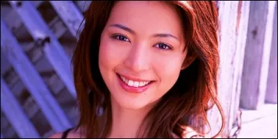 Avec qui Miyuki Aizawa, la petite amie de Junpei, vit-elle ?