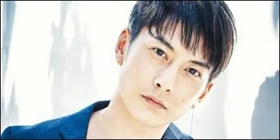 Comment se prénomme le petit frère de Chisato ?