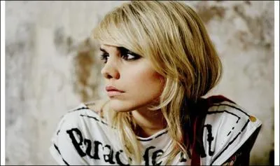 Coeur de Pirate interprète la chanson "Mistral Gagnant" de Renault.