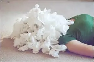 En quelle matière les mouchoirs Kleenex sont-ils créés au début ?