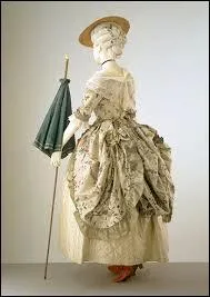 Quel est le nom de cette robe, caractérisée par ses 3 pans qui peuvent être levés ou abaissés par des tirettes, apparue sous Louis XVI en 1776 ?