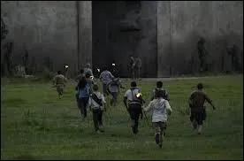 Le labyrinthe entoure le lieu où vivent les ...