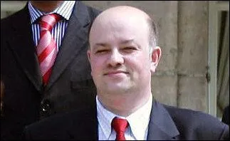 Avec lequel des responsables politiques suivants, le spcialiste des questions de scurit Alain Bauer n'est-il pas ami?