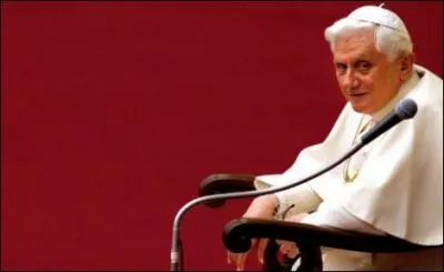 Quand il tait cardinal, le pape a accept qu'un de ses textes soit publi dans une revue d'extrme droite. Laquelle?