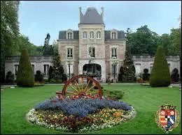 Voici le Château de la forêt, dans la ville francilienne de Livry-Gargan. Pour le voir, rendez-vous dans le département ...
